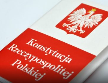 „Eksperci” od konstytucji zlikwidowali polski naród