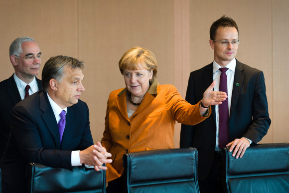 Merkel obiecuje Niemcom usunąć Orbana