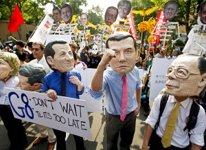 Alterglobalici w maskach przywódców pañstw grupy G-8