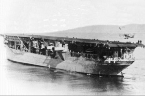 Vought_VE-7SF_landing_on_USS_Langley_(CV-1)_1925