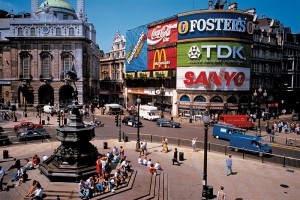 A25EF9 TRAFFIC AND TOURISTS PICCADILLY CIRCUS LONDON