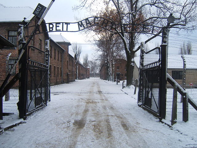 640px-Auschwitz_I_entrance_snow