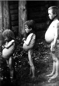 Ukraine 1932 - La famine en Ukraine - Ville de Nikolaev. Enfants victimes d e la famine "Golodomor" des annees 1932-1933 pendant la "collectivisation" S talinienne dans les campagnes de L'Union Sovietique.