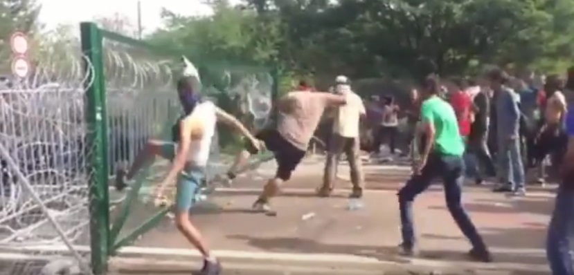 foto: YouTube (BlikkTV), Áttörték a kerítést a menekültek Röszkénél