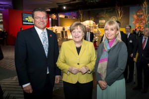Bundeskanzlerin Angela Merkel mit zwei EU-Kommissaren.