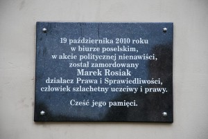 1024px-Plaque_to_Marek_Rosiak,_killed_politician_of_Łódź,_Łódź_Schillera_Passage