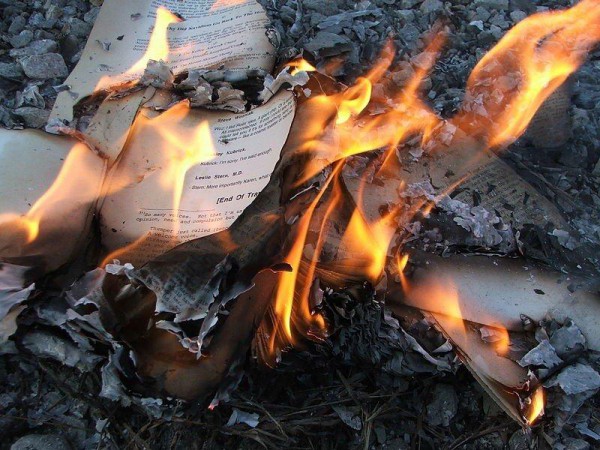 Palenie chrześcijańskich książek. Próba usunięcia Chrześcijaństwa z Bliskiego Wschodu