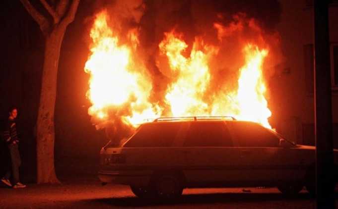 „Tradycji” stało się za dość. W sylwestrową noc we Francji podpalono prawie tysiąc samochodów