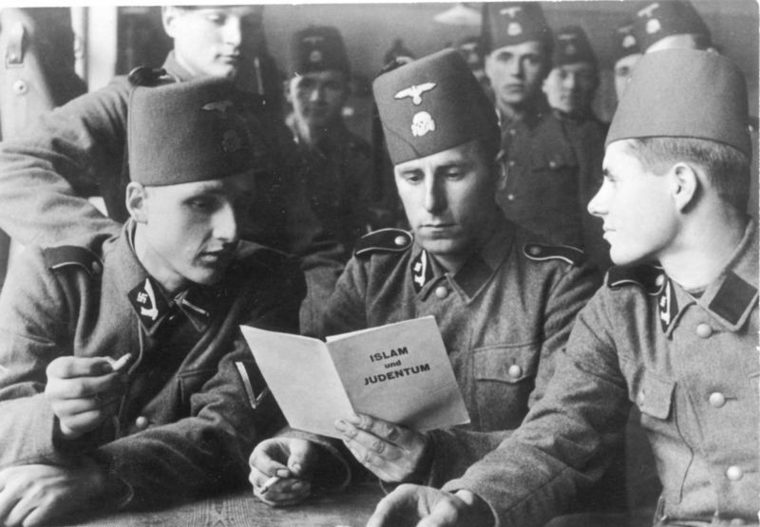 muzułmańscy zołnierze Hitlera czytają broszurę
