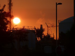 rafineria zachód słońca