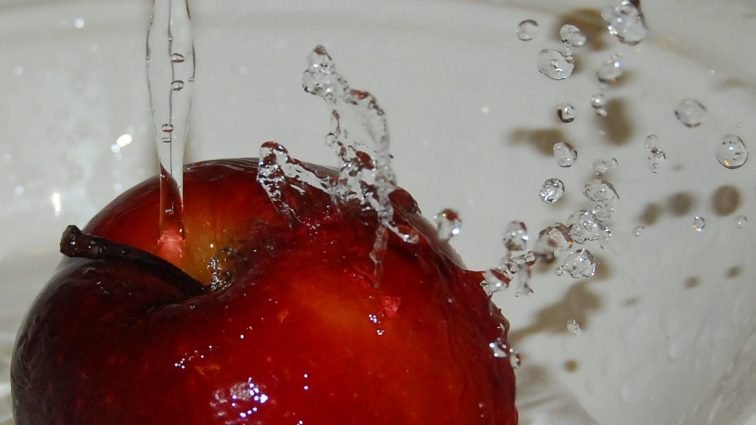80% Polaków myje owoce i warzywa w wodzie